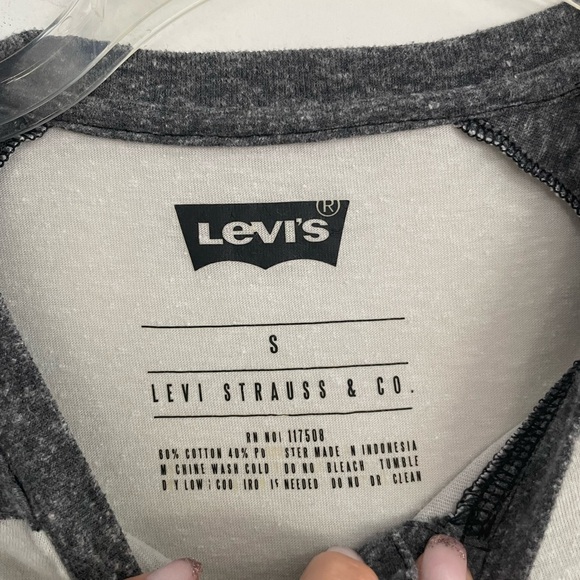Men’s Levi's Two-Tone Gray Raglan Henley Tee in small - Picture 3 of 6